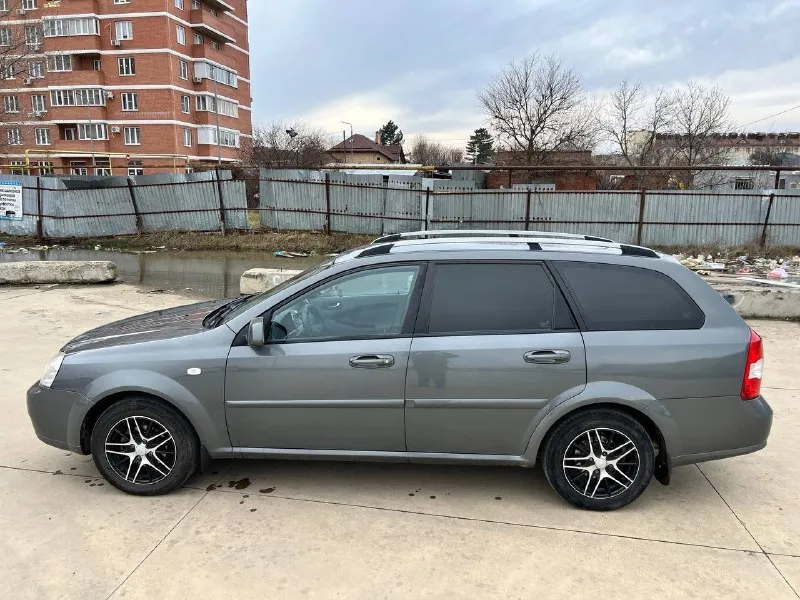 Продам chevrolet lacetti 2010 год. Мотор 1.6 механика. Без дтп. Весь в родном окрасе! Фары, капот, бампер затянуты в качественную пленку от сколов. Гнили ржавчины итд на машине нет и не было. По технике все отлично, мотор коробка без нареканий. Ходовая сбитая. Все менялось и обслуживалось во время денег не жалели. Кондер заправлен работает как положено. Сенсорная магнитола с блютузом играет хорошо. Салон в чехлах, под ними как новый) два комплекта колес на дисках. Оформление без проблем в любом мрео. Цена 595 торг у капота тел +79493414251
📞 Звоните: +7(949)3414251 - фотография - 5