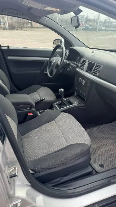 Opel vectra c (вектра) двигатель 1.8 год: 2004 тип кпп: механическая пробег: 177ткм дополнительная информация: автомобиль в отличном состоянии. самый надежный мотор без теплообменника. машина из крыма. без окрасов, в заводской краске, все стекла завод. фактически два собственника. по мотору все сухо, новый аккумулятор, климат, подогревы, регулировки, опрятный салон, пороги днище в отличном состоянии. подвеска отлично, ничего делать не нужно. гаражное хранение, реагентов не видел. два ключа, документы готовы для оформления. осмотр донецк, торг у капота цена: 500000 руб +79497710177 📞 звоните: +7(949)7710177 - фотография - 7