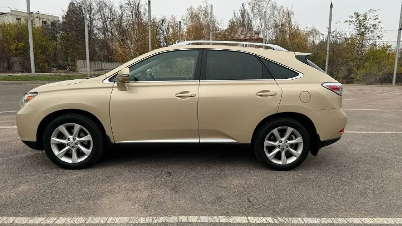 В продаже lexus rx 350 2010г. два собственника, оформлена на меня, машина моя. идеальная история, дилерский автомобиль. # 2gr 3.5 v6 (277лс) полноценный автомат полный привод пробег 117 000 км подтвержден. полный комплект ключей. сервисная книжка и все счета за обслуживание. в заводском окрасе, все стекла родные. машина в идеальном состоянии, полностью вся обслужена, без вложений. самая топовая комплектация. подогрев, вентиляция, память сидений водительского и пассажира. две камеры. бесключевой доступ, люк. электропривод багажника. акустика mark levinson. проекция на лобовое стекло. донецк, калининский цена 2 200 000 руб 📞 +7(949)7710177 📞 звоните: +7(949)7710177 - фотография - 4
