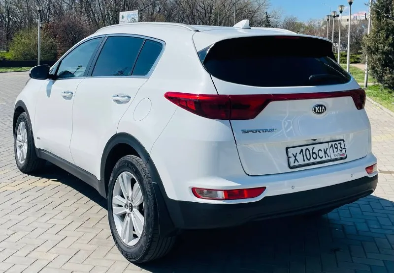 Kia sportege 2018 поколение iiii рейсталинг официальный дилерский автомобиль красивый удобный комфортабельный таких авто действительно единицы эксплуатация с 2018 года двигатель 2.0 бензин атмо коробка автоматическая в оригинале в родном окрасе без дтп !!! стекла все родные включая лобовое редко !!! в ближайшем времени не требует вложений !!! комфорт плюс комплектация, ухоженный салон достойный, датчики света, и дождя, подогревы всех сидений, подогрев зеркал и стекл, полный электропакет, большая мультимедиа, блютус громкая связь, камера заднего супер новые зимнее шины, два пульта два ключа, сервисные книжки, полное то масла фильтра, и многое другое ! цена за достойное авто 1855:000 ₽ возможен кредит возможен обмен с документами полный порядок, могу присутствовать в мрэо очень бережная эксплуатация автотека полностью зеленая без каких либо ! кто заинтересован достойным автомобилем приезжайте смотрите покупайте г. донецк звоните по телефону +79493969855 руслан - фотография - 2