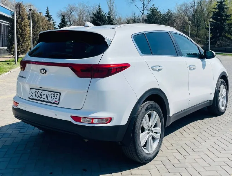 Kia sportege 2018 поколение iiii рейсталинг официальный дилерский автомобиль красивый удобный комфортабельный таких авто действительно единицы эксплуатация с 2018 года двигатель 2.0 бензин атмо коробка автоматическая в оригинале в родном окрасе без дтп !!! стекла все родные включая лобовое редко !!! в ближайшем времени не требует вложений !!! комфорт плюс комплектация, ухоженный салон достойный, датчики света, и дождя, подогревы всех сидений, подогрев зеркал и стекл, полный электропакет, большая мультимедиа, блютус громкая связь, камера заднего супер новые зимнее шины, два пульта два ключа, сервисные книжки, полное то масла фильтра, и многое другое ! цена за достойное авто 1855:000 ₽ возможен кредит возможен обмен с документами полный порядок, могу присутствовать в мрэо очень бережная эксплуатация автотека полностью зеленая без каких либо ! кто заинтересован достойным автомобилем приезжайте смотрите покупайте г. донецк звоните по телефону +79493969855 руслан - фотография - 3