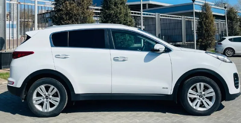 Kia sportege 2018 поколение iiii рейсталинг официальный дилерский автомобиль красивый удобный комфортабельный таких авто действительно единицы эксплуатация с 2018 года двигатель 2.0 бензин атмо коробка автоматическая в оригинале в родном окрасе без дтп !!! стекла все родные включая лобовое редко !!! в ближайшем времени не требует вложений !!! комфорт плюс комплектация, ухоженный салон достойный, датчики света, и дождя, подогревы всех сидений, подогрев зеркал и стекл, полный электропакет, большая мультимедиа, блютус громкая связь, камера заднего супер новые зимнее шины, два пульта два ключа, сервисные книжки, полное то масла фильтра, и многое другое ! цена за достойное авто 1855:000 ₽ возможен кредит возможен обмен с документами полный порядок, могу присутствовать в мрэо очень бережная эксплуатация автотека полностью зеленая без каких либо ! кто заинтересован достойным автомобилем приезжайте смотрите покупайте г. донецк звоните по телефону +79493969855 руслан - фотография - 4