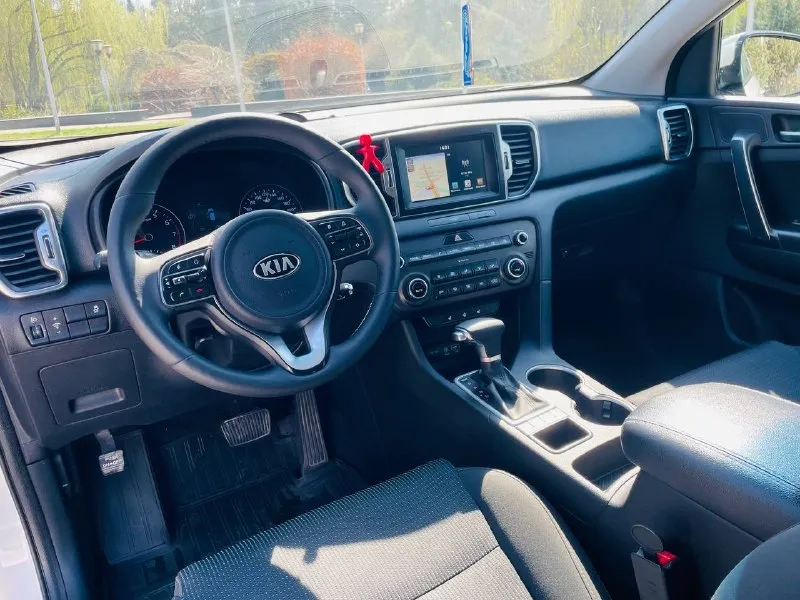 Kia sportege 2018 поколение iiii рейсталинг официальный дилерский автомобиль красивый удобный комфортабельный таких авто действительно единицы эксплуатация с 2018 года двигатель 2.0 бензин атмо коробка автоматическая в оригинале в родном окрасе без дтп !!! стекла все родные включая лобовое редко !!! в ближайшем времени не требует вложений !!! комфорт плюс комплектация, ухоженный салон достойный, датчики света, и дождя, подогревы всех сидений, подогрев зеркал и стекл, полный электропакет, большая мультимедиа, блютус громкая связь, камера заднего супер новые зимнее шины, два пульта два ключа, сервисные книжки, полное то масла фильтра, и многое другое ! цена за достойное авто 1855:000 ₽ возможен кредит возможен обмен с документами полный порядок, могу присутствовать в мрэо очень бережная эксплуатация автотека полностью зеленая без каких либо ! кто заинтересован достойным автомобилем приезжайте смотрите покупайте г. донецк звоните по телефону +79493969855 руслан - фотография - 5