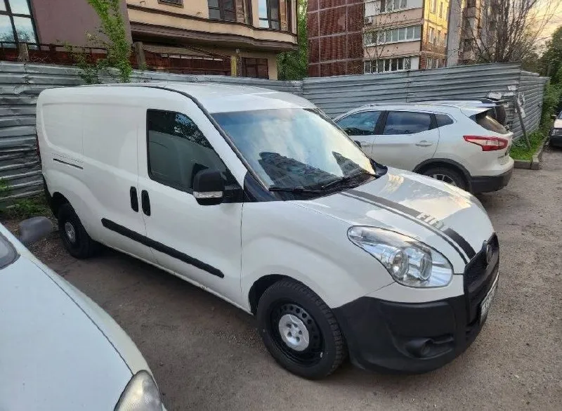 Продам fiat doblo 2 maxi 2013г. в бензин 1.4, механическая коробка. пробег 280000км полностью в исправном состоянии (обслуживается регулярно): из последнего, заменил сцепление, акб, свечи, стойки передние. кондиционер(работает), новая летняя резина, передние сиденья от tiggo pro 8(2022г. в) кожа, электропривод и подогрев! сенсорная мультимедиа(есть блютуз). по техпаспорту везет 1тонну( вне конкуренции в этом классе) перегородка кузова есть, грузовой отсек 2170 x 1714 x 1305 работала в доставке одноразовой посуды, прошлые владельцы возили воздуш. шары(доставка), и аптечные препараты. г. донецк переоформление без проблем, я владелец. цена 920т руб. +79494131899 - фотография - 1