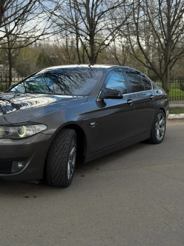 Bmw f10 528 xdrive цена 1🍋900 тыс. руб, торг двигатель 2.0,245 сил год выпуска 2012 машина в отличном состоянии, вся обслужена полностью, автомобиль личный, денег не жалел, поменял недавно турбину в сборе, ходовая все перебрана, масло везде поменял, в акпп, в заднем редукторе и тд. передний дефиринциал обслужен. передние ступицы и шрузы новые. короче тачка обслужена от а до я кто сядет, делать ничего не будет по коробке вопросов нет, едет без буксов, пинков и тд салон в отличном состоянии, не просиженный, не помятый. по двигателю тоже проблем нет, едет очень бодро, масло не хавает вообще !! сделан раздвоенный управляемый выхлоп от atm, звучит очень круто электрика вся работает. резина летняя новая, зимнюю отдам в подарок. автотека зеленая, без дтп и выплат. переоформление в мрэо обязательно, можно с моим присутствием. г. макеевка, связь +79494094295 +79493219323 📞 звоните: +7(949)4094295 - фотография - 3