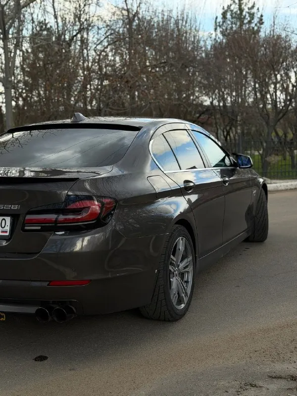 Bmw f10 528 xdrive цена 1🍋900 тыс. руб, торг двигатель 2.0,245 сил год выпуска 2012 машина в отличном состоянии, вся обслужена полностью, автомобиль личный, денег не жалел, поменял недавно турбину в сборе, ходовая все перебрана, масло везде поменял, в акпп, в заднем редукторе и тд. передний дефиринциал обслужен. передние ступицы и шрузы новые. короче тачка обслужена от а до я кто сядет, делать ничего не будет по коробке вопросов нет, едет без буксов, пинков и тд салон в отличном состоянии, не просиженный, не помятый. по двигателю тоже проблем нет, едет очень бодро, масло не хавает вообще !! сделан раздвоенный управляемый выхлоп от atm, звучит очень круто электрика вся работает. резина летняя новая, зимнюю отдам в подарок. автотека зеленая, без дтп и выплат. переоформление в мрэо обязательно, можно с моим присутствием. г. макеевка, связь +79494094295 +79493219323 📞 звоните: +7(949)4094295 - фотография - 4