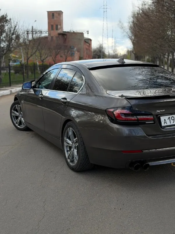 Bmw f10 528 xdrive цена 1🍋900 тыс. руб, торг двигатель 2.0,245 сил год выпуска 2012 машина в отличном состоянии, вся обслужена полностью, автомобиль личный, денег не жалел, поменял недавно турбину в сборе, ходовая все перебрана, масло везде поменял, в акпп, в заднем редукторе и тд. передний дефиринциал обслужен. передние ступицы и шрузы новые. короче тачка обслужена от а до я кто сядет, делать ничего не будет по коробке вопросов нет, едет без буксов, пинков и тд салон в отличном состоянии, не просиженный, не помятый. по двигателю тоже проблем нет, едет очень бодро, масло не хавает вообще !! сделан раздвоенный управляемый выхлоп от atm, звучит очень круто электрика вся работает. резина летняя новая, зимнюю отдам в подарок. автотека зеленая, без дтп и выплат. переоформление в мрэо обязательно, можно с моим присутствием. г. макеевка, связь +79494094295 +79493219323 📞 звоните: +7(949)4094295 - фотография - 5