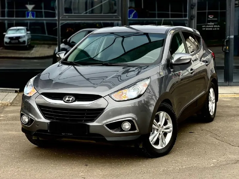 Продам идеальный кроссовер hyundai ix35-2013 год выпуска. awd. состояние близко к новому автомобилю!двигатель 2.0 бензин, автомат, полный привод!два владельца !пробег 141.000км !(подтвержденный ) автомобиль полностью обслужен и не потребует близжайших вложений!ни одна деталь не снималась !вся геометрия кузова идеально ровная, все герметики и швы заводские!реально очень хороший и живой внедорожник, в таком состоянии единицы. технически состояние -идеал, по всем показателям, в том числе и мотор, работает как часики!автомат работает четко -без рывков и задержек!полный привод также обслужен!богатая комплектация:двухзонный климат-контроль, подогревы сидений, кожаный салон, датчик света и дождя, электро зеркала с подогревом, электроусилитель руля, esp, airbag, шумоизоляция, сигнализация с обратной связью, мульти руль, андройд магнитола !цвет -серый металлик! цена :1.380.000₽ тел:+79493578236 телеграмм:+79094166333 📲 tg: алекс 📞 звоните: +7(949)3578236 - фотография - 1