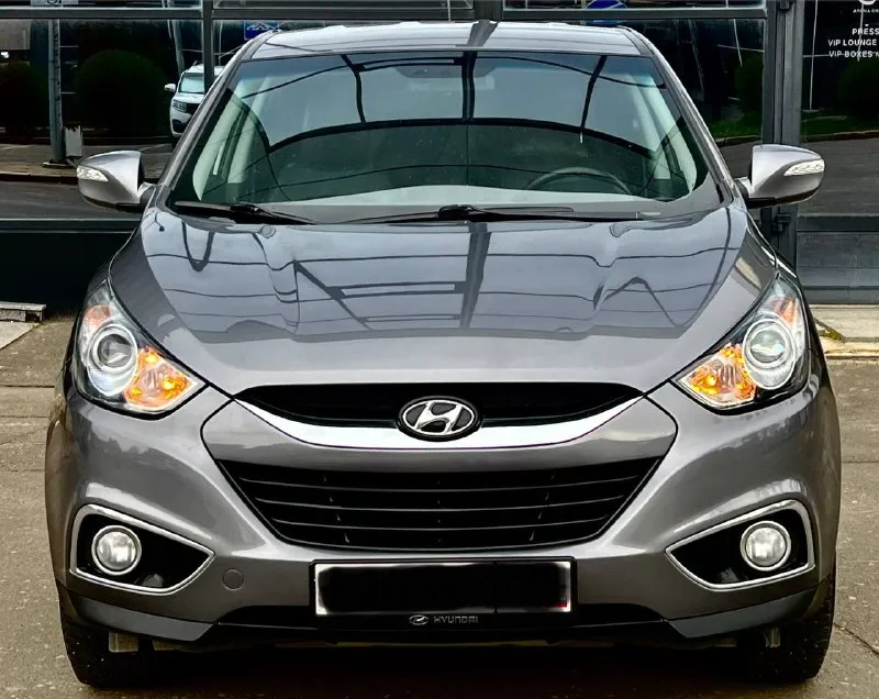 Продам идеальный кроссовер hyundai ix35-2013 год выпуска. awd. состояние близко к новому автомобилю!двигатель 2.0 бензин, автомат, полный привод!два владельца !пробег 141.000км !(подтвержденный ) автомобиль полностью обслужен и не потребует близжайших вложений!ни одна деталь не снималась !вся геометрия кузова идеально ровная, все герметики и швы заводские!реально очень хороший и живой внедорожник, в таком состоянии единицы. технически состояние -идеал, по всем показателям, в том числе и мотор, работает как часики!автомат работает четко -без рывков и задержек!полный привод также обслужен!богатая комплектация:двухзонный климат-контроль, подогревы сидений, кожаный салон, датчик света и дождя, электро зеркала с подогревом, электроусилитель руля, esp, airbag, шумоизоляция, сигнализация с обратной связью, мульти руль, андройд магнитола !цвет -серый металлик! цена :1.380.000₽ тел:+79493578236 телеграмм:+79094166333 📲 tg: алекс 📞 звоните: +7(949)3578236 - фотография - 2