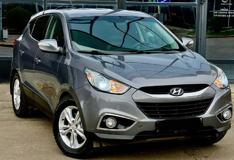 Продам идеальный кроссовер hyundai ix35-2013 год выпуска. awd. состояние близко к новому автомобилю!двигатель 2.0 бензин, автомат, полный привод!два владельца !пробег 141.000км !(подтвержденный ) автомобиль полностью обслужен и не потребует близжайших вложений!ни одна деталь не снималась !вся геометрия кузова идеально ровная, все герметики и швы заводские!реально очень хороший и живой внедорожник, в таком состоянии единицы. технически состояние -идеал, по всем показателям, в том числе и мотор, работает как часики!автомат работает четко -без рывков и задержек!полный привод также обслужен!богатая комплектация:двухзонный климат-контроль, подогревы сидений, кожаный салон, датчик света и дождя, электро зеркала с подогревом, электроусилитель руля, esp, airbag, шумоизоляция, сигнализация с обратной связью, мульти руль, андройд магнитола !цвет -серый металлик! цена :1.380.000₽ тел:+79493578236 телеграмм:+79094166333 📲 tg: алекс 📞 звоните: +7(949)3578236 - фотография - 3