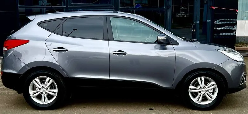 Продам идеальный кроссовер hyundai ix35-2013 год выпуска. awd. состояние близко к новому автомобилю!двигатель 2.0 бензин, автомат, полный привод!два владельца !пробег 141.000км !(подтвержденный ) автомобиль полностью обслужен и не потребует близжайших вложений!ни одна деталь не снималась !вся геометрия кузова идеально ровная, все герметики и швы заводские!реально очень хороший и живой внедорожник, в таком состоянии единицы. технически состояние -идеал, по всем показателям, в том числе и мотор, работает как часики!автомат работает четко -без рывков и задержек!полный привод также обслужен!богатая комплектация:двухзонный климат-контроль, подогревы сидений, кожаный салон, датчик света и дождя, электро зеркала с подогревом, электроусилитель руля, esp, airbag, шумоизоляция, сигнализация с обратной связью, мульти руль, андройд магнитола !цвет -серый металлик! цена :1.380.000₽ тел:+79493578236 телеграмм:+79094166333 📲 tg: алекс 📞 звоните: +7(949)3578236 - фотография - 4
