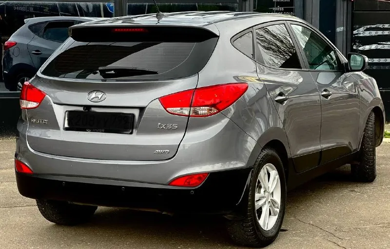 Продам идеальный кроссовер hyundai ix35-2013 год выпуска. awd. состояние близко к новому автомобилю!двигатель 2.0 бензин, автомат, полный привод!два владельца !пробег 141.000км !(подтвержденный ) автомобиль полностью обслужен и не потребует близжайших вложений!ни одна деталь не снималась !вся геометрия кузова идеально ровная, все герметики и швы заводские!реально очень хороший и живой внедорожник, в таком состоянии единицы. технически состояние -идеал, по всем показателям, в том числе и мотор, работает как часики!автомат работает четко -без рывков и задержек!полный привод также обслужен!богатая комплектация:двухзонный климат-контроль, подогревы сидений, кожаный салон, датчик света и дождя, электро зеркала с подогревом, электроусилитель руля, esp, airbag, шумоизоляция, сигнализация с обратной связью, мульти руль, андройд магнитола !цвет -серый металлик! цена :1.380.000₽ тел:+79493578236 телеграмм:+79094166333 📲 tg: алекс 📞 звоните: +7(949)3578236 - фотография - 5