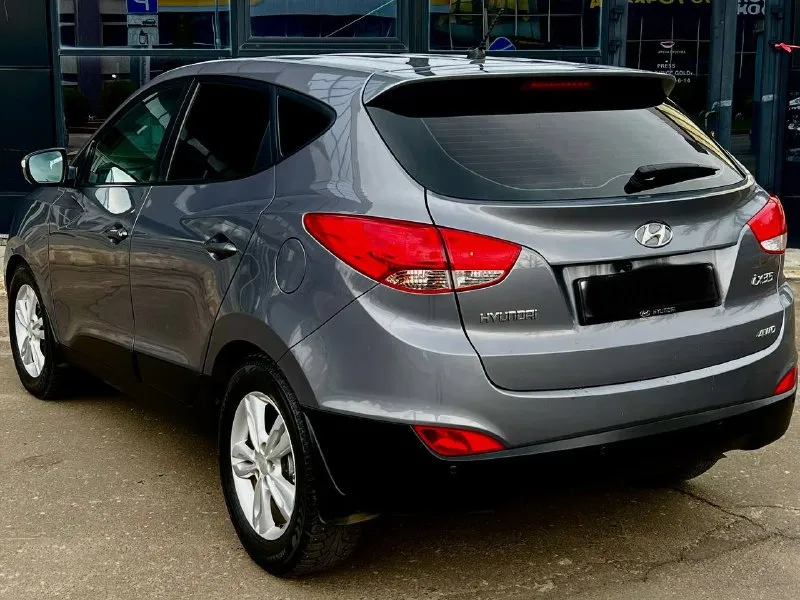 Продам идеальный кроссовер hyundai ix35-2013 год выпуска. awd. состояние близко к новому автомобилю!двигатель 2.0 бензин, автомат, полный привод!два владельца !пробег 141.000км !(подтвержденный ) автомобиль полностью обслужен и не потребует близжайших вложений!ни одна деталь не снималась !вся геометрия кузова идеально ровная, все герметики и швы заводские!реально очень хороший и живой внедорожник, в таком состоянии единицы. технически состояние -идеал, по всем показателям, в том числе и мотор, работает как часики!автомат работает четко -без рывков и задержек!полный привод также обслужен!богатая комплектация:двухзонный климат-контроль, подогревы сидений, кожаный салон, датчик света и дождя, электро зеркала с подогревом, электроусилитель руля, esp, airbag, шумоизоляция, сигнализация с обратной связью, мульти руль, андройд магнитола !цвет -серый металлик! цена :1.380.000₽ тел:+79493578236 телеграмм:+79094166333 📲 tg: алекс 📞 звоните: +7(949)3578236 - фотография - 6