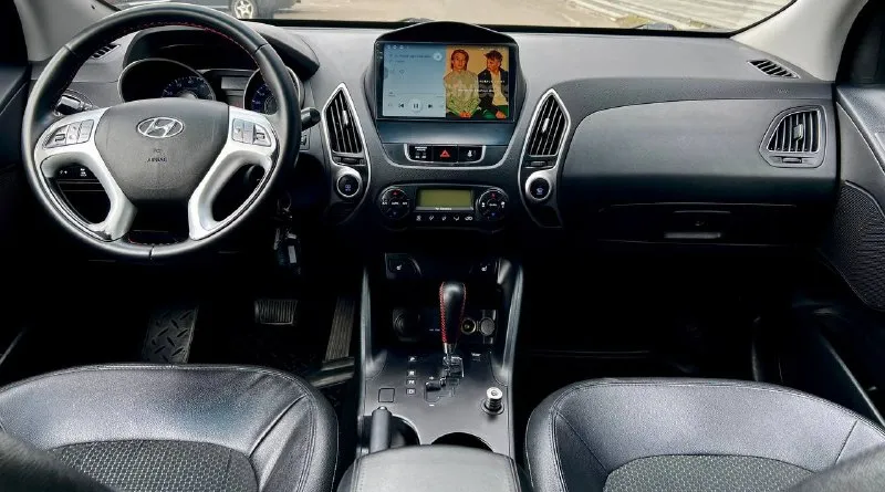 Продам идеальный кроссовер hyundai ix35-2013 год выпуска. awd. состояние близко к новому автомобилю!двигатель 2.0 бензин, автомат, полный привод!два владельца !пробег 141.000км !(подтвержденный ) автомобиль полностью обслужен и не потребует близжайших вложений!ни одна деталь не снималась !вся геометрия кузова идеально ровная, все герметики и швы заводские!реально очень хороший и живой внедорожник, в таком состоянии единицы. технически состояние -идеал, по всем показателям, в том числе и мотор, работает как часики!автомат работает четко -без рывков и задержек!полный привод также обслужен!богатая комплектация:двухзонный климат-контроль, подогревы сидений, кожаный салон, датчик света и дождя, электро зеркала с подогревом, электроусилитель руля, esp, airbag, шумоизоляция, сигнализация с обратной связью, мульти руль, андройд магнитола !цвет -серый металлик! цена :1.380.000₽ тел:+79493578236 телеграмм:+79094166333 📲 tg: алекс 📞 звоните: +7(949)3578236 - фотография - 7
