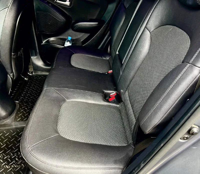 Продам идеальный кроссовер hyundai ix35-2013 год выпуска. awd. состояние близко к новому автомобилю!двигатель 2.0 бензин, автомат, полный привод!два владельца !пробег 141.000км !(подтвержденный ) автомобиль полностью обслужен и не потребует близжайших вложений!ни одна деталь не снималась !вся геометрия кузова идеально ровная, все герметики и швы заводские!реально очень хороший и живой внедорожник, в таком состоянии единицы. технически состояние -идеал, по всем показателям, в том числе и мотор, работает как часики!автомат работает четко -без рывков и задержек!полный привод также обслужен!богатая комплектация:двухзонный климат-контроль, подогревы сидений, кожаный салон, датчик света и дождя, электро зеркала с подогревом, электроусилитель руля, esp, airbag, шумоизоляция, сигнализация с обратной связью, мульти руль, андройд магнитола !цвет -серый металлик! цена :1.380.000₽ тел:+79493578236 телеграмм:+79094166333 📲 tg: алекс 📞 звоните: +7(949)3578236 - фотография - 8