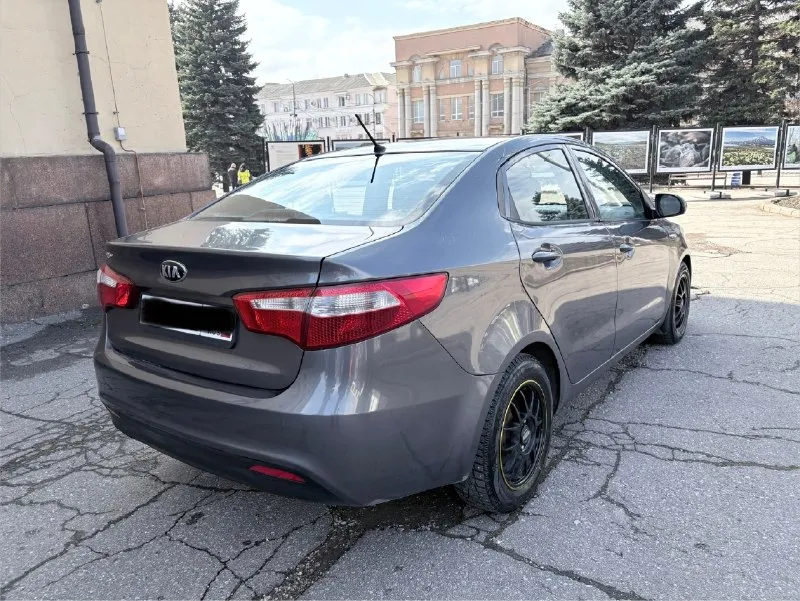 Продам kia rio 2014г 1.6 цена 845т. р торг у капота (техосмотр пройден!!!) автомобиль в хорошем состоянии, родной пробег 185т. км двигатель 1.6 не троит, не дымит, масло не ест. коробка автомат 6ст. работает отлично, не пинает, не выбивает. кузов ровный, без гнили и ржавчины. салон чистый и опрятный. хорошая комплектация: кондиционер, круиз контроль,4эл. стеклоподьемника, датчикдождя, датчик света, подогрев руля, сидений, зоны дворников. машина на данный момент не требует вложений. с документами полный порядок г. макеевка +7 949 035 6765 📞 звоните: +7(949)0356765 - фотография - 3