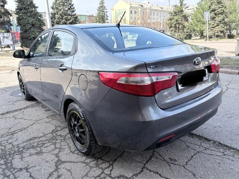 Продам kia rio 2014г 1.6 цена 845т. р торг у капота (техосмотр пройден!!!) автомобиль в хорошем состоянии, родной пробег 185т. км двигатель 1.6 не троит, не дымит, масло не ест. коробка автомат 6ст. работает отлично, не пинает, не выбивает. кузов ровный, без гнили и ржавчины. салон чистый и опрятный. хорошая комплектация: кондиционер, круиз контроль,4эл. стеклоподьемника, датчикдождя, датчик света, подогрев руля, сидений, зоны дворников. машина на данный момент не требует вложений. с документами полный порядок г. макеевка +7 949 035 6765 📞 звоните: +7(949)0356765 - фотография - 4