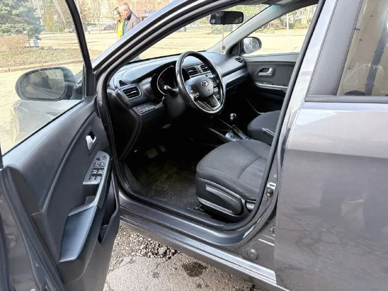 Продам kia rio 2014г 1.6 цена 845т. р торг у капота (техосмотр пройден!!!) автомобиль в хорошем состоянии, родной пробег 185т. км двигатель 1.6 не троит, не дымит, масло не ест. коробка автомат 6ст. работает отлично, не пинает, не выбивает. кузов ровный, без гнили и ржавчины. салон чистый и опрятный. хорошая комплектация: кондиционер, круиз контроль,4эл. стеклоподьемника, датчикдождя, датчик света, подогрев руля, сидений, зоны дворников. машина на данный момент не требует вложений. с документами полный порядок г. макеевка +7 949 035 6765 📞 звоните: +7(949)0356765 - фотография - 5