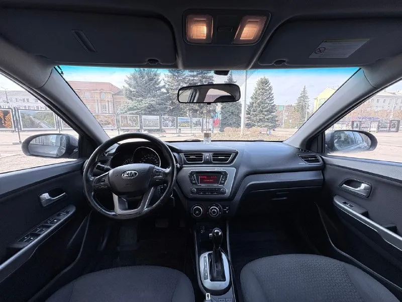 Продам kia rio 2014г 1.6 цена 845т. р торг у капота (техосмотр пройден!!!) автомобиль в хорошем состоянии, родной пробег 185т. км двигатель 1.6 не троит, не дымит, масло не ест. коробка автомат 6ст. работает отлично, не пинает, не выбивает. кузов ровный, без гнили и ржавчины. салон чистый и опрятный. хорошая комплектация: кондиционер, круиз контроль,4эл. стеклоподьемника, датчикдождя, датчик света, подогрев руля, сидений, зоны дворников. машина на данный момент не требует вложений. с документами полный порядок г. макеевка +7 949 035 6765 📞 звоните: +7(949)0356765 - фотография - 6