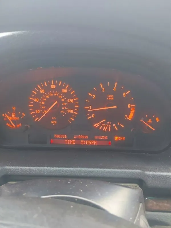 Продам автомобиль bmw x5 (e53), который до сих пор не устарел. приятные дизайнерские линии, агрессивная морда и очень красивый сбалансированный кожаный салон. очень приятная в управлении и безумно комфортная. двигатель работает - без нареканий. кузов в шикарном состоянии. машина на полном ходу. bmw x5 (е53) - никого не оставит равнодушным. этот автомобиль не для поисков компромиссов. тут не будет противоречивых мнений у публики, его будут любить всегда!!! год выпуска - 2004 страна сборки модели - сша кузов - кроссовер количество дверей - 5 количество мест - 5 автомат полный привод размер шин - 255/50 размер дисков - r19 панорамный люк я - третий хозяин. большую часть времени ездила супруга. очень много в машине сделано. обслуживалась на сервисе. чеки на выполнение работ - в наличии. стоит хороший андроид. да, машине уже более 20 лет и понятное дело много болячек, но душа к этому автомобилю лежит, ведь таких все меньше и меньше, поэтому покупайте и любите ваши автомобил 📞 звоните: +7(949)7349816 - фотография - 1