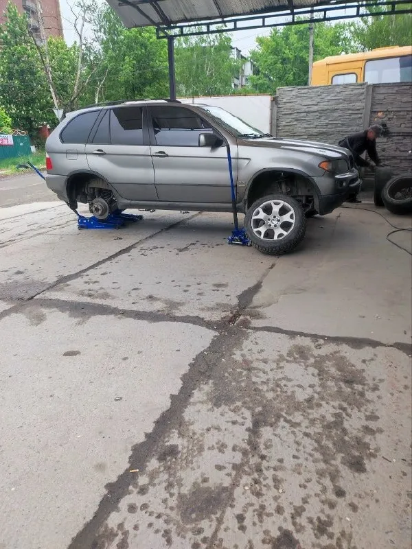 Продам автомобиль bmw x5 (e53), который до сих пор не устарел. приятные дизайнерские линии, агрессивная морда и очень красивый сбалансированный кожаный салон. очень приятная в управлении и безумно комфортная. двигатель работает - без нареканий. кузов в шикарном состоянии. машина на полном ходу. bmw x5 (е53) - никого не оставит равнодушным. этот автомобиль не для поисков компромиссов. тут не будет противоречивых мнений у публики, его будут любить всегда!!! год выпуска - 2004 страна сборки модели - сша кузов - кроссовер количество дверей - 5 количество мест - 5 автомат полный привод размер шин - 255/50 размер дисков - r19 панорамный люк я - третий хозяин. большую часть времени ездила супруга. очень много в машине сделано. обслуживалась на сервисе. чеки на выполнение работ - в наличии. стоит хороший андроид. да, машине уже более 20 лет и понятное дело много болячек, но душа к этому автомобилю лежит, ведь таких все меньше и меньше, поэтому покупайте и любите ваши автомобил 📞 звоните: +7(949)7349816 - фотография - 2