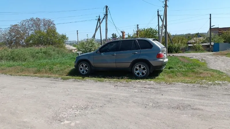 Продам автомобиль bmw x5 (e53), который до сих пор не устарел. приятные дизайнерские линии, агрессивная морда и очень красивый сбалансированный кожаный салон. очень приятная в управлении и безумно комфортная. двигатель работает - без нареканий. кузов в шикарном состоянии. машина на полном ходу. bmw x5 (е53) - никого не оставит равнодушным. этот автомобиль не для поисков компромиссов. тут не будет противоречивых мнений у публики, его будут любить всегда!!! год выпуска - 2004 страна сборки модели - сша кузов - кроссовер количество дверей - 5 количество мест - 5 автомат полный привод размер шин - 255/50 размер дисков - r19 панорамный люк я - третий хозяин. большую часть времени ездила супруга. очень много в машине сделано. обслуживалась на сервисе. чеки на выполнение работ - в наличии. стоит хороший андроид. да, машине уже более 20 лет и понятное дело много болячек, но душа к этому автомобилю лежит, ведь таких все меньше и меньше, поэтому покупайте и любите ваши автомобил 📞 звоните: +7(949)7349816 - фотография - 3