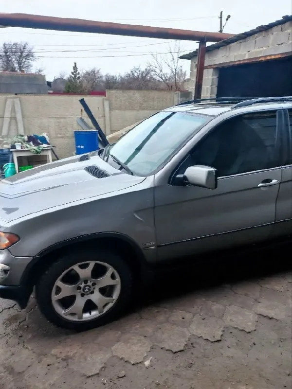 Продам автомобиль bmw x5 (e53), который до сих пор не устарел. приятные дизайнерские линии, агрессивная морда и очень красивый сбалансированный кожаный салон. очень приятная в управлении и безумно комфортная. двигатель работает - без нареканий. кузов в шикарном состоянии. машина на полном ходу. bmw x5 (е53) - никого не оставит равнодушным. этот автомобиль не для поисков компромиссов. тут не будет противоречивых мнений у публики, его будут любить всегда!!! год выпуска - 2004 страна сборки модели - сша кузов - кроссовер количество дверей - 5 количество мест - 5 автомат полный привод размер шин - 255/50 размер дисков - r19 панорамный люк я - третий хозяин. большую часть времени ездила супруга. очень много в машине сделано. обслуживалась на сервисе. чеки на выполнение работ - в наличии. стоит хороший андроид. да, машине уже более 20 лет и понятное дело много болячек, но душа к этому автомобилю лежит, ведь таких все меньше и меньше, поэтому покупайте и любите ваши автомобил 📞 звоните: +7(949)7349816 - фотография - 4