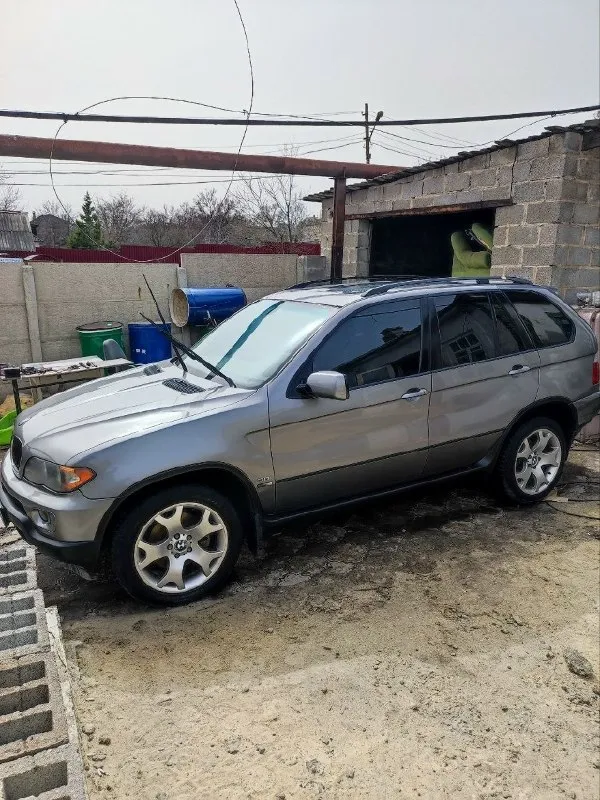 Продам автомобиль bmw x5 (e53), который до сих пор не устарел. приятные дизайнерские линии, агрессивная морда и очень красивый сбалансированный кожаный салон. очень приятная в управлении и безумно комфортная. двигатель работает - без нареканий. кузов в шикарном состоянии. машина на полном ходу. bmw x5 (е53) - никого не оставит равнодушным. этот автомобиль не для поисков компромиссов. тут не будет противоречивых мнений у публики, его будут любить всегда!!! год выпуска - 2004 страна сборки модели - сша кузов - кроссовер количество дверей - 5 количество мест - 5 автомат полный привод размер шин - 255/50 размер дисков - r19 панорамный люк я - третий хозяин. большую часть времени ездила супруга. очень много в машине сделано. обслуживалась на сервисе. чеки на выполнение работ - в наличии. стоит хороший андроид. да, машине уже более 20 лет и понятное дело много болячек, но душа к этому автомобилю лежит, ведь таких все меньше и меньше, поэтому покупайте и любите ваши автомобил 📞 звоните: +7(949)7349816 - фотография - 6