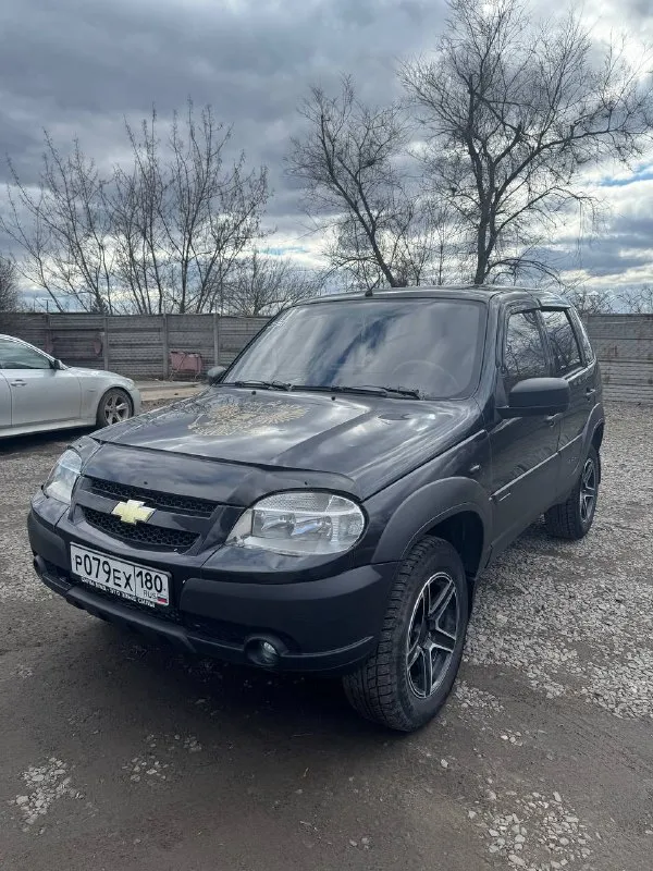 Chevrolet нива год 2006 пробег 300.000 цена 500.000₽ андроид магнитола с карплей и сабом проекция спидометра на лобовое стекло сигнализация центральный замок на зимней резине в идеальном состоянии на красивых легкосплавных дисках по технике в хорошем состоянии довезет куда угодно без проблем запуститься в любой мороз выстоит в пробке в любую жару вывезет из любого поля в любую погоду масло не жрет коробка все передачи без хруста и вылетов раздатка работает как нужно салон чистый ухоженный по кузову нужно заниматься машина не новая от машины не избавляюсь, звоните пишите приезжайте смотрите торг присутствует +79495752472 📲 tg: vados 📞 звоните: +7(949)5752472 - фотография - 1