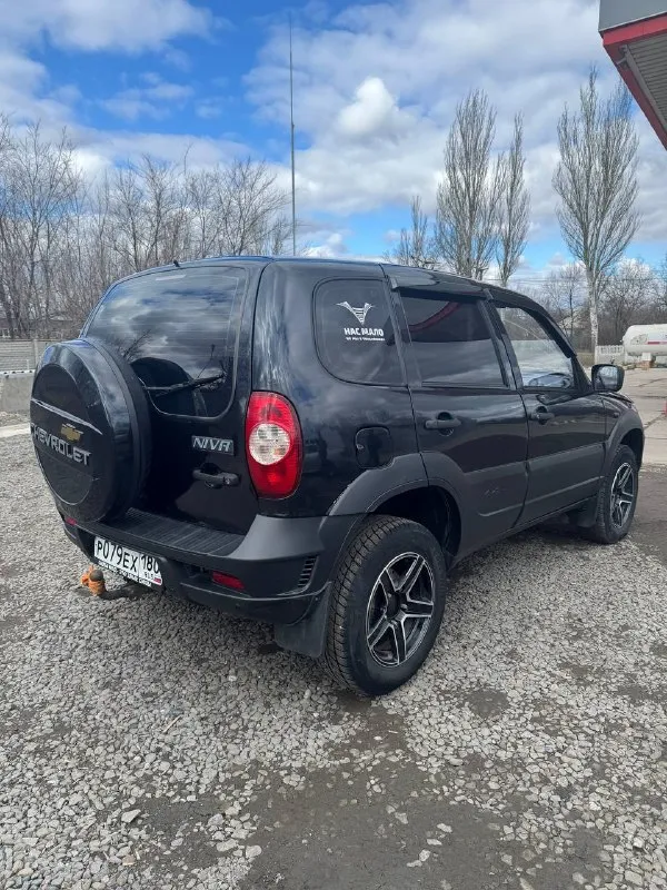 Chevrolet нива год 2006 пробег 300.000 цена 500.000₽ андроид магнитола с карплей и сабом проекция спидометра на лобовое стекло сигнализация центральный замок на зимней резине в идеальном состоянии на красивых легкосплавных дисках по технике в хорошем состоянии довезет куда угодно без проблем запуститься в любой мороз выстоит в пробке в любую жару вывезет из любого поля в любую погоду масло не жрет коробка все передачи без хруста и вылетов раздатка работает как нужно салон чистый ухоженный по кузову нужно заниматься машина не новая от машины не избавляюсь, звоните пишите приезжайте смотрите торг присутствует +79495752472 📲 tg: vados 📞 звоните: +7(949)5752472 - фотография - 4