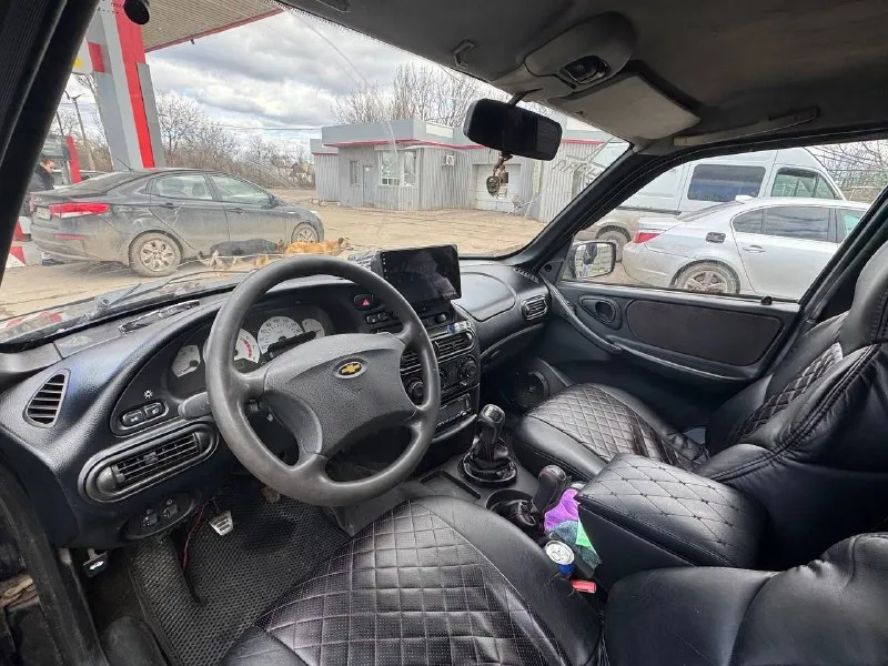 Chevrolet нива год 2006 пробег 300.000 цена 500.000₽ андроид магнитола с карплей и сабом проекция спидометра на лобовое стекло сигнализация центральный замок на зимней резине в идеальном состоянии на красивых легкосплавных дисках по технике в хорошем состоянии довезет куда угодно без проблем запуститься в любой мороз выстоит в пробке в любую жару вывезет из любого поля в любую погоду масло не жрет коробка все передачи без хруста и вылетов раздатка работает как нужно салон чистый ухоженный по кузову нужно заниматься машина не новая от машины не избавляюсь, звоните пишите приезжайте смотрите торг присутствует +79495752472 📲 tg: vados 📞 звоните: +7(949)5752472 - фотография - 8