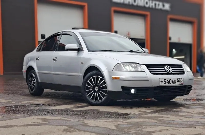 В продаже volkswagen passat b5+! автомобиль в хорошем состоянии! двигатель, ходовая, без нареканий, коробка не пинает, не буксует переключает передачи плавно, 4 электро стеклоподъёмника, электро зеркала, электро люк работает во всех положениях, регулировка руля по высоте, гур, диски r-15, установлены led лампы свет хороший, сенсорная магнитола prology ( bluetooth, usb, aux, sd ) круиз контроль, кондиционер, сигнализация, центральный замок, свежий акб, по электрике работает всё без нареканий! остальные вопросы по телефону +79495681048! документы чистые!!! на учёте стоит! штрафов запретов нет! цена 510000! разумный торг реальному покупателю! 📲 tg: приписной 📞 звоните: +7(949)5681048 - фотография - 1