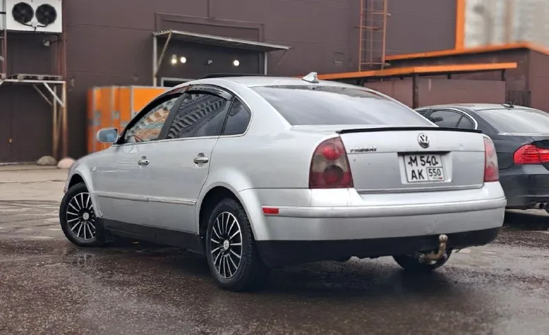 В продаже volkswagen passat b5+! автомобиль в хорошем состоянии! двигатель, ходовая, без нареканий, коробка не пинает, не буксует переключает передачи плавно, 4 электро стеклоподъёмника, электро зеркала, электро люк работает во всех положениях, регулировка руля по высоте, гур, диски r-15, установлены led лампы свет хороший, сенсорная магнитола prology ( bluetooth, usb, aux, sd ) круиз контроль, кондиционер, сигнализация, центральный замок, свежий акб, по электрике работает всё без нареканий! остальные вопросы по телефону +79495681048! документы чистые!!! на учёте стоит! штрафов запретов нет! цена 510000! разумный торг реальному покупателю! 📲 tg: приписной 📞 звоните: +7(949)5681048 - фотография - 4