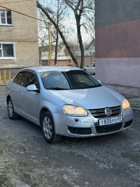 Продам volkswagen джетта 5, 2010 года. объём двигателя 1,6. бензин. цена 490+ торг. с документами полный порядок. сел и поехал. не стучит, не троит. коробка передач без нареканий. по электрике все в порядке. ходовая в полном порядке. по кузову все нормально. салон чистый. все вопросы по +79495128575, +79493964624. осмотр г. торез 📞 звоните: +7(949)5128575 - фотография - 1