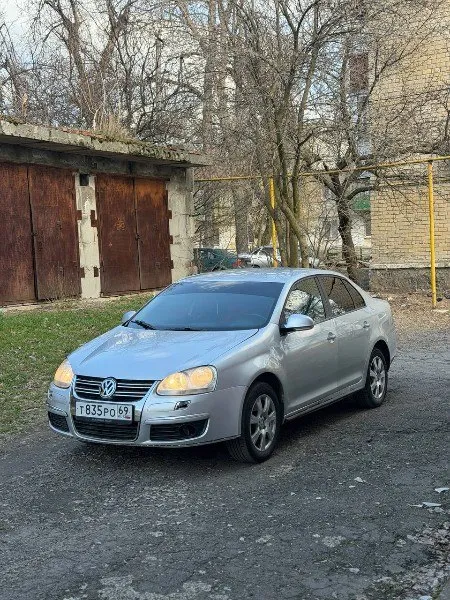 Продам volkswagen джетта 5, 2010 года. объём двигателя 1,6. бензин. цена 490+ торг. с документами полный порядок. сел и поехал. не стучит, не троит. коробка передач без нареканий. по электрике все в порядке. ходовая в полном порядке. по кузову все нормально. салон чистый. все вопросы по +79495128575, +79493964624. осмотр г. торез 📞 звоните: +7(949)5128575 - фотография - 2