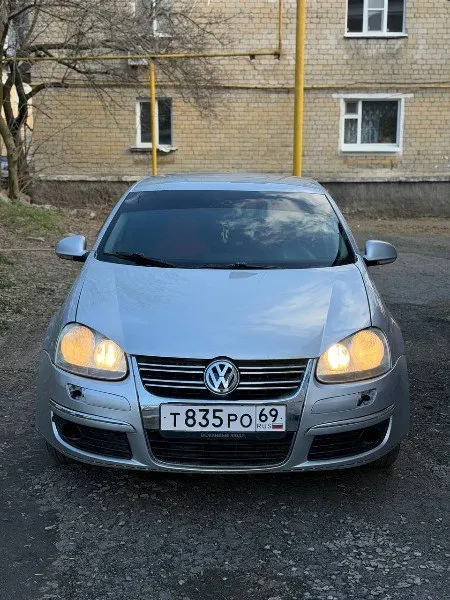 Продам volkswagen джетта 5, 2010 года. объём двигателя 1,6. бензин. цена 490+ торг. с документами полный порядок. сел и поехал. не стучит, не троит. коробка передач без нареканий. по электрике все в порядке. ходовая в полном порядке. по кузову все нормально. салон чистый. все вопросы по +79495128575, +79493964624. осмотр г. торез 📞 звоните: +7(949)5128575 - фотография - 3