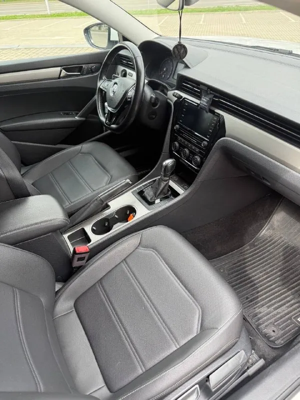 Passat 2020 год, 2.0 бензин с автоматической кпп asin. идеальный карфакс, безопасность вся на месте по кузову без единого изъяна. богатая комплектация: кожаный салон; бесключевой доступ; мертвые зоны в зеркалах; адаптивный круиз-контроль с дистроником; подогревы сидений; кнопка start-stop; двухзонный климат-контроль; датчик света и дождя; полный бортовой компьютер; штатная сенсорная мультимедиа со всеми современными плюшками; помощь при выезде с парковки; удержание полосы; камера заднего вида; эл. зеркала с подогревом; штатная biled оптика и многое другое. донецк 2.220.000 рублей ₽ +79497485050 - фотография - 1