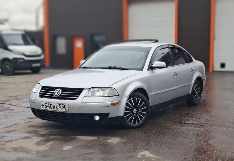 В продаже volkswagen passat b5+! автомобиль в хорошем состоянии! двигатель, ходовая, акпп без нареканий, коробка не пинает, не буксует переключает передачи плавно, 4 электро стеклоподъёмника, электро зеркала, электро люк работает во всех положениях, регулировка руля по высоте, гур, диски r-15, установлены led лампы свет хороший, сенсорная магнитола prology ( bluetooth, usb, aux, sd ) круиз контроль, кондиционер, сигнализация, центральный замок, свежий акб, по электрике работает всё без нареканий! остальные вопросы по телефону +79495681048! документы чистые!!! на учёте стоит! штрафов запретов нет! цена 510000! разумный торг реальному покупателю! 📞 🇷🇺 звоните: +79495681048 - фотография - 1