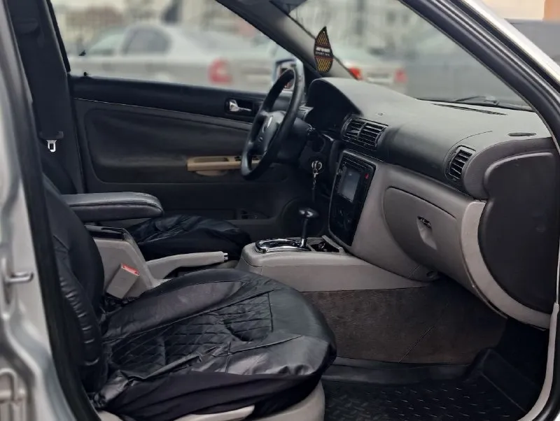 В продаже volkswagen passat b5+! автомобиль в хорошем состоянии! двигатель, ходовая, акпп без нареканий, коробка не пинает, не буксует переключает передачи плавно, 4 электро стеклоподъёмника, электро зеркала, электро люк работает во всех положениях, регулировка руля по высоте, гур, диски r-15, установлены led лампы свет хороший, сенсорная магнитола prology ( bluetooth, usb, aux, sd ) круиз контроль, кондиционер, сигнализация, центральный замок, свежий акб, по электрике работает всё без нареканий! остальные вопросы по телефону +79495681048! документы чистые!!! на учёте стоит! штрафов запретов нет! цена 510000! разумный торг реальному покупателю! 📞 🇷🇺 звоните: +79495681048 - фотография - 4