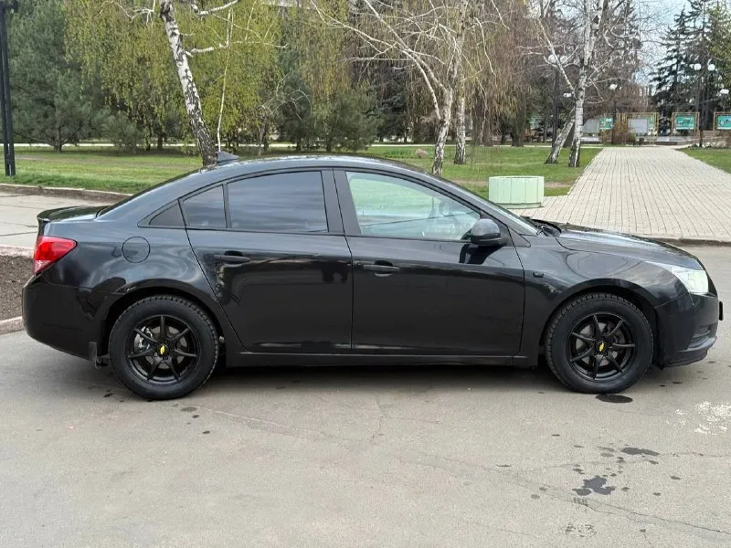 Продается chevrolet cruze 2012 год 1.6 механика
Атмосферник
Цена: 685.000 руб + разумный торг реальному покупателю
Шевроле круз
- Осмотр макеевка центр
- Тел +79490248188
- 1 Собственник ( птс оригинал)
-Пробег 149500 км родной ( автотека подтверждает )
- 2 Комплекта колес зима - лето
- Автотека зеленая ( без дтп )
- Все стекла родные вкл лобовое ( без трещин )
- Мотор и коробка работает отлично нареканий никаких нет мотор не дымит не троит масло не ест !
- Состояние сел и поехал
- Из последнего поменял масло в двс и фильтра, свечи и лямбду
- По ходовой все отлично не стучит не гремит
- По кузову выглядит отлично пороги и днище без гнили ржавчины ( весь кузов в заводском окрасе за исключением заднего правого крыла и крышки багажника косметика 200-400 мкр )
- По салону чистый и ухоженный только после химчистки
- Кондиционер холодит, печка греет, ручник держит отлично
- Переоформление без проблем могу присутствовать в мрэо документы кристально чистые без штрафов и запретов и прочей ерунды - фотография - 2