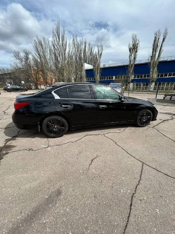 Продаю infiniti q50 2.0t (211 л. с.) 2014 г. в. продаю свой infiniti q50 2014 года выпуска, оснащенный мощным и экономичным 2.0-литровым турбированным двигателем (211 л. с.). автомобиль в хорошем состоянии. пробег реальный. 185 тыс. двигатель, коробка, нареканий нет, все работает чётко. комплектация: полный набор опций для комфорта и безопасности. два комплекта резины: летняя и зимняя резина на оригинальных дисках infiniti. гаражное хранение: автомобиль всегда в идеальном состоянии, защита от внешних воздействий европейская версия. техническое состояние: автомобиль полностью обслужен, все то проводились вовремя. проверка любое сто за ваш счет. машина моя личная, во владении почти три года. осмотр в донецке не упустите возможность стать владельцем стильного и мощного автомобиля! tg - @fin_209 1.4 🍋 +79493117775 - фотография - 3