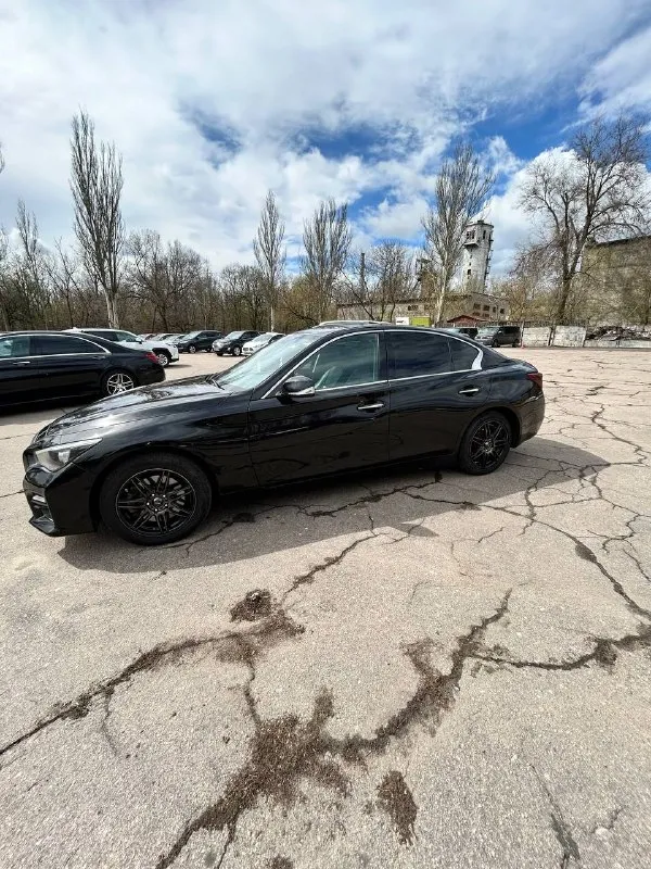 Продаю infiniti q50 2.0t (211 л. с.) 2014 г. в. продаю свой infiniti q50 2014 года выпуска, оснащенный мощным и экономичным 2.0-литровым турбированным двигателем (211 л. с.). автомобиль в хорошем состоянии. пробег реальный. 185 тыс. двигатель, коробка, нареканий нет, все работает чётко. комплектация: полный набор опций для комфорта и безопасности. два комплекта резины: летняя и зимняя резина на оригинальных дисках infiniti. гаражное хранение: автомобиль всегда в идеальном состоянии, защита от внешних воздействий европейская версия. техническое состояние: автомобиль полностью обслужен, все то проводились вовремя. проверка любое сто за ваш счет. машина моя личная, во владении почти три года. осмотр в донецке не упустите возможность стать владельцем стильного и мощного автомобиля! tg - @fin_209 1.4 🍋 +79493117775 - фотография - 4