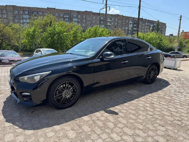 Продаю infiniti q50 2.0t (211 л. с.) 2014 г. в. продаю свой infiniti q50 2014 года выпуска, оснащенный мощным и экономичным 2.0-литровым турбированным двигателем (211 л. с.). автомобиль в хорошем состоянии. пробег реальный. 185 тыс. двигатель, коробка, нареканий нет, все работает чётко. комплектация: полный набор опций для комфорта и безопасности. два комплекта резины: летняя и зимняя резина на оригинальных дисках infiniti. гаражное хранение: автомобиль всегда в идеальном состоянии, защита от внешних воздействий европейская версия. техническое состояние: автомобиль полностью обслужен, все то проводились вовремя. проверка любое сто за ваш счет. машина моя личная, во владении почти три года. осмотр в донецке не упустите возможность стать владельцем стильного и мощного автомобиля! tg - @fin_209 1.4 🍋 +79493117775 - фотография - 8