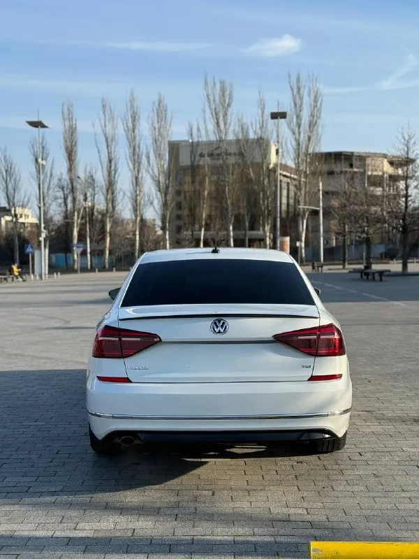 Продам volkswagen passat nms r-line 2018 года выпуска!( либо как его любят называть пассат б8) пробег автомобиля-112.519км. ( оригинал, любые проверки) в основном трассовый пробег цвет- белый объем двигателя- 2.0 tsi ddsa, 177 л. ( gen3b) работает идеально, без всяких посторонних шумов, без расхода масла! коробка передач- обычный японский 6-ступенчатый автомат ( aisin 09g) переключает плавно, без пинков комплектация: ﻿подрулевые лепестки ﻿подогрев сидений ﻿2-х зонный климат контроль ﻿слепые зоны ﻿камера заднего вида ﻿адаптивный круиз контроль и т. д все стекла родные! состояние автомобиля идеальное сделал качественные фары, светят очень хорошо, обошлись в 35.000 тыс руб + (они еще в бронепленке) стоит новая летняя резина г19 в подарок отдам комплект зимней резины на штампах r16 переоформление в мрэо, авто на 180 регионе. я собственник. цена: 1.800.000 +79495219479 - фотография - 1