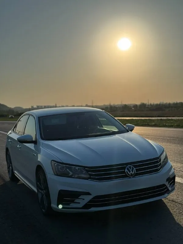 Продам volkswagen passat nms r-line 2018 года выпуска!( либо как его любят называть пассат б8) пробег автомобиля-112.519км. ( оригинал, любые проверки) в основном трассовый пробег цвет- белый объем двигателя- 2.0 tsi ddsa, 177 л. ( gen3b) работает идеально, без всяких посторонних шумов, без расхода масла! коробка передач- обычный японский 6-ступенчатый автомат ( aisin 09g) переключает плавно, без пинков комплектация: ﻿подрулевые лепестки ﻿подогрев сидений ﻿2-х зонный климат контроль ﻿слепые зоны ﻿камера заднего вида ﻿адаптивный круиз контроль и т. д все стекла родные! состояние автомобиля идеальное сделал качественные фары, светят очень хорошо, обошлись в 35.000 тыс руб + (они еще в бронепленке) стоит новая летняя резина г19 в подарок отдам комплект зимней резины на штампах r16 переоформление в мрэо, авто на 180 регионе. я собственник. цена: 1.800.000 +79495219479 - фотография - 3