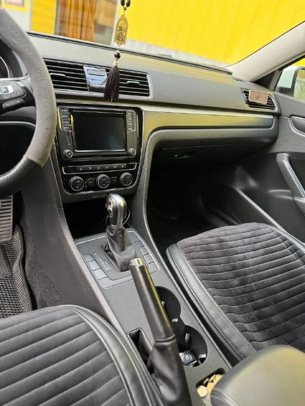 Продам volkswagen passat nms r-line 2018 года выпуска!( либо как его любят называть пассат б8) пробег автомобиля-112.519км. ( оригинал, любые проверки) в основном трассовый пробег цвет- белый объем двигателя- 2.0 tsi ddsa, 177 л. ( gen3b) работает идеально, без всяких посторонних шумов, без расхода масла! коробка передач- обычный японский 6-ступенчатый автомат ( aisin 09g) переключает плавно, без пинков комплектация: ﻿подрулевые лепестки ﻿подогрев сидений ﻿2-х зонный климат контроль ﻿слепые зоны ﻿камера заднего вида ﻿адаптивный круиз контроль и т. д все стекла родные! состояние автомобиля идеальное сделал качественные фары, светят очень хорошо, обошлись в 35.000 тыс руб + (они еще в бронепленке) стоит новая летняя резина г19 в подарок отдам комплект зимней резины на штампах r16 переоформление в мрэо, авто на 180 регионе. я собственник. цена: 1.800.000 +79495219479 - фотография - 6