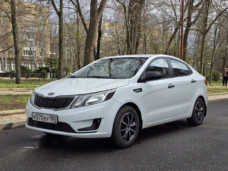 Kia rio ( kia рио) - 2012г. , 1.4 - бензин, механика цена: 765т звонить: +79494133476 единственный владелец. машина местная, куплена в салоне в 2012 году и с тех пор в одной семье. обслуживается регулярно - сначала у официального дилера, после 2014 года у них же на станции. все расходнихи поменяны. в 2013 году у официалов установлена газовая система, всё работает отлично. недавно заменен грм комплектом, катушки и прочее. с двигателем всё отлично, чистый и работает тихо, коробка так-же. кондиционер работает. по салону всё аккуратно, чехлы на сиденья новые. были куплены диски, новая резина летняя, в придачу отдам зимний комплект, магнитола блютуз, сигнализация. 📲 tg: @dinu_vn 📞 звоните: +7(949)4133476 - фотография - 1