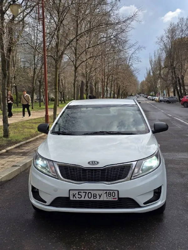 Kia rio ( kia рио) - 2012г. , 1.4 - бензин, механика цена: 765т звонить: +79494133476 единственный владелец. машина местная, куплена в салоне в 2012 году и с тех пор в одной семье. обслуживается регулярно - сначала у официального дилера, после 2014 года у них же на станции. все расходнихи поменяны. в 2013 году у официалов установлена газовая система, всё работает отлично. недавно заменен грм комплектом, катушки и прочее. с двигателем всё отлично, чистый и работает тихо, коробка так-же. кондиционер работает. по салону всё аккуратно, чехлы на сиденья новые. были куплены диски, новая резина летняя, в придачу отдам зимний комплект, магнитола блютуз, сигнализация. 📲 tg: @dinu_vn 📞 звоните: +7(949)4133476 - фотография - 2