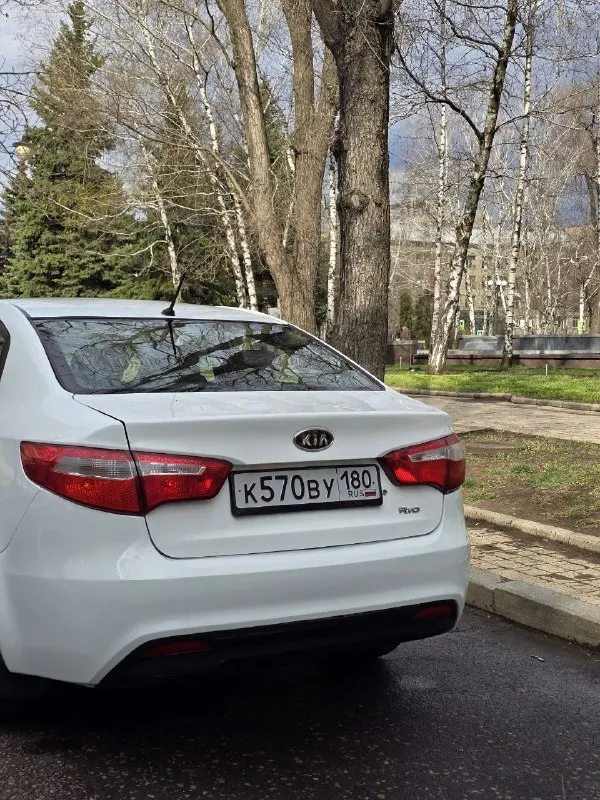 Kia rio ( kia рио) - 2012г. , 1.4 - бензин, механика цена: 765т звонить: +79494133476 единственный владелец. машина местная, куплена в салоне в 2012 году и с тех пор в одной семье. обслуживается регулярно - сначала у официального дилера, после 2014 года у них же на станции. все расходнихи поменяны. в 2013 году у официалов установлена газовая система, всё работает отлично. недавно заменен грм комплектом, катушки и прочее. с двигателем всё отлично, чистый и работает тихо, коробка так-же. кондиционер работает. по салону всё аккуратно, чехлы на сиденья новые. были куплены диски, новая резина летняя, в придачу отдам зимний комплект, магнитола блютуз, сигнализация. 📲 tg: @dinu_vn 📞 звоните: +7(949)4133476 - фотография - 5