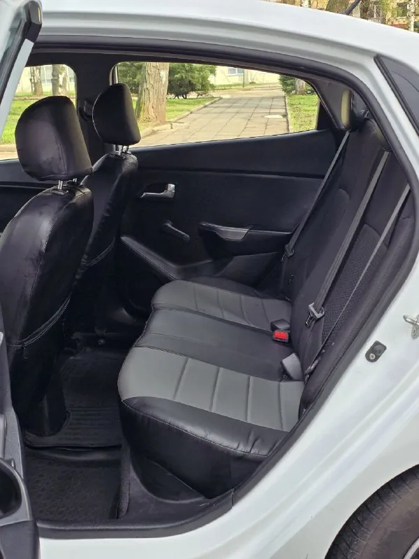 Kia rio ( kia рио) - 2012г. , 1.4 - бензин, механика цена: 765т звонить: +79494133476 единственный владелец. машина местная, куплена в салоне в 2012 году и с тех пор в одной семье. обслуживается регулярно - сначала у официального дилера, после 2014 года у них же на станции. все расходнихи поменяны. в 2013 году у официалов установлена газовая система, всё работает отлично. недавно заменен грм комплектом, катушки и прочее. с двигателем всё отлично, чистый и работает тихо, коробка так-же. кондиционер работает. по салону всё аккуратно, чехлы на сиденья новые. были куплены диски, новая резина летняя, в придачу отдам зимний комплект, магнитола блютуз, сигнализация. 📲 tg: @dinu_vn 📞 звоните: +7(949)4133476 - фотография - 6
